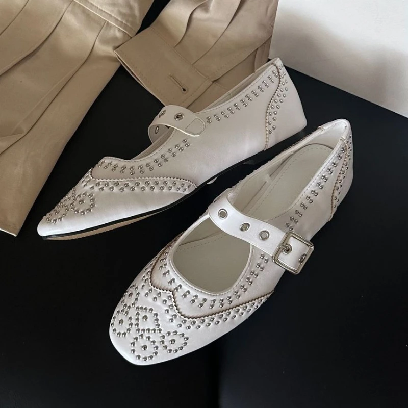 Retro Rivet Buckle Design Flat - Women Fashion Designers 评论和价格